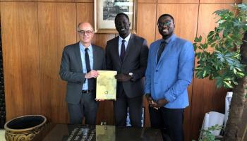 De gauche à droite : Thierry Verdel, recteur de l’Université Senghor, Samuel Faye, directeur du Madiba Leadership Institute - Groupe ISM, Alioune Dramé, directeur du département Management Madiba Leadership Institute - Université Senghor :Un double diplôme au service du développement